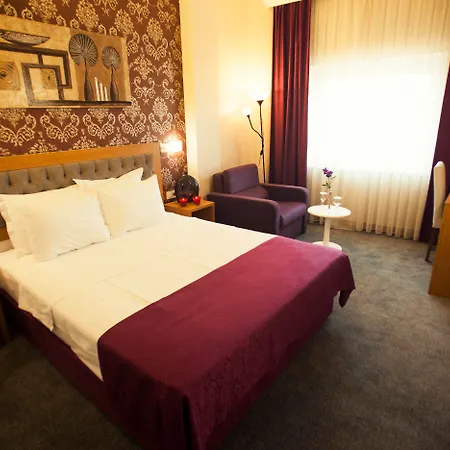 酒店 Helikon Business 3*